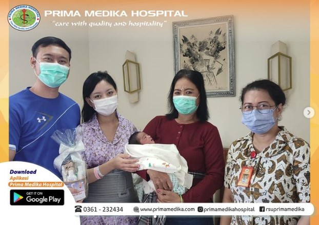 Bingkisan special diberikan oleh RSU Prima Medika kepada para ibu yang melahirkan tepat dihari Kartini